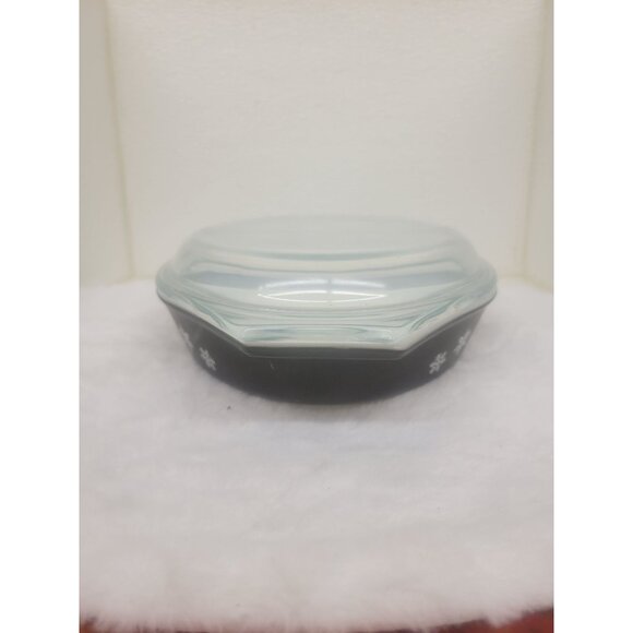 Vintage Pyrex 1 1/2 Qt Snow Flake Divided Casserole Dish with Lid - Picture 3 of 10